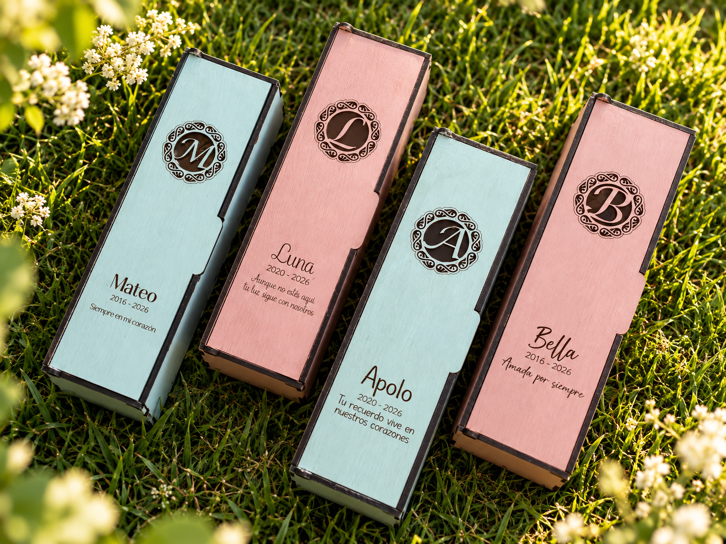 Cajas conmemorativas personalizadas entre flores